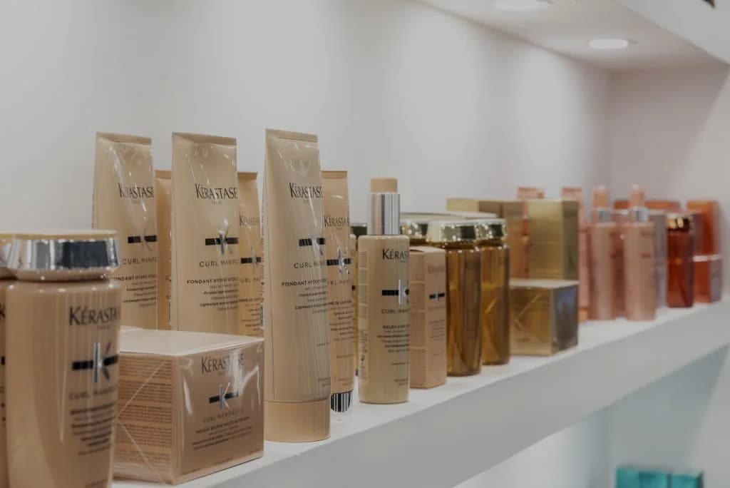 Étagère de salon Jean Bonan présentant des soins capillaires Kérastase pour prolonger la couleur