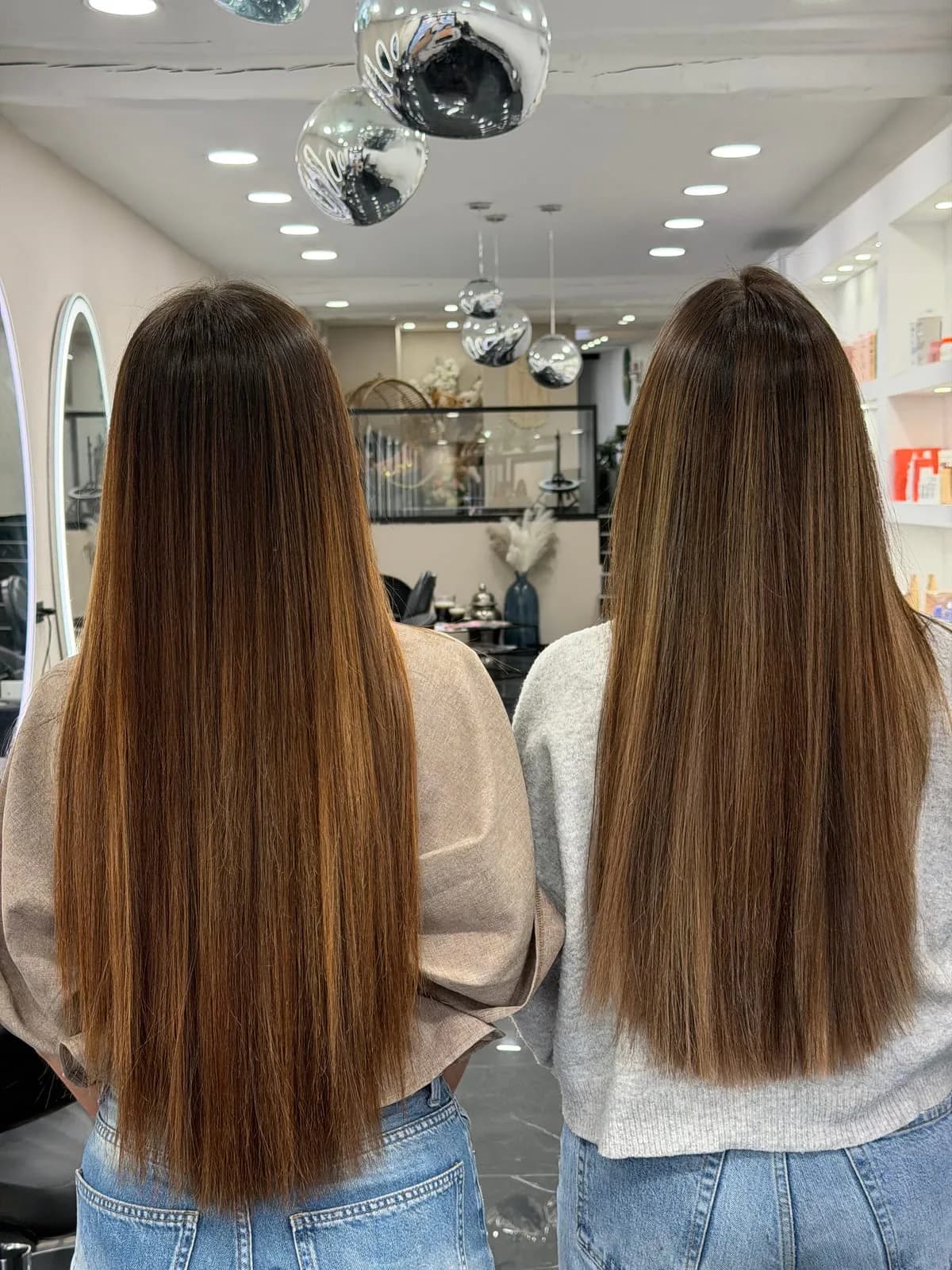 Deux clientes de dos montrent leurs longs cheveux lisses et brillants après le passage en salon Jean Bonan