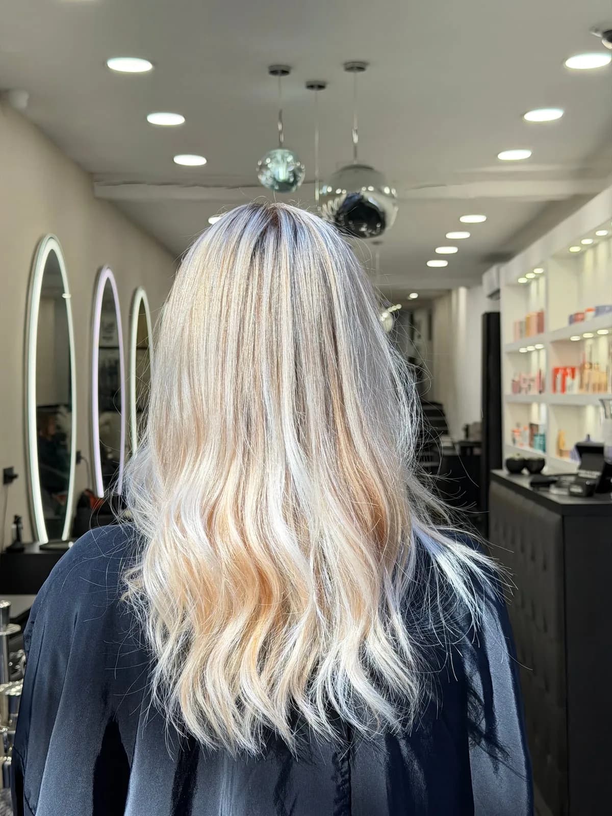 Coloriste à Cabriès : longue chevelure blond méché ondulée réalisée en balayage au salon Jean Bonan Avant-Cap, vue de dos